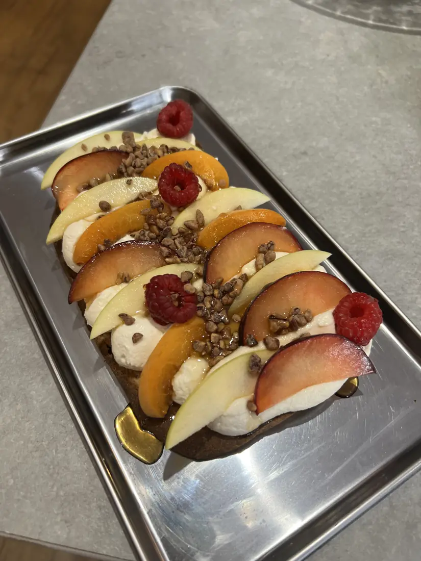 Akela — Toast sans gluten, mascarpone vanille, assortiment de fruits