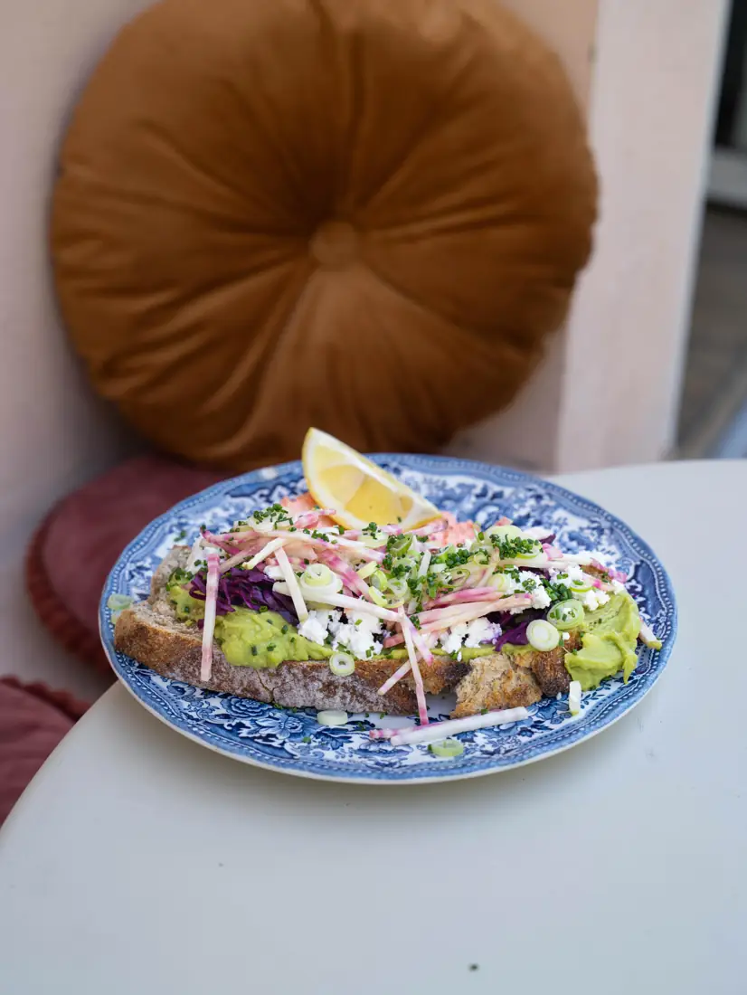 Avocado bite — Pain de campagne toasté, guacamole assaisonné, saumon fumé, cream chee