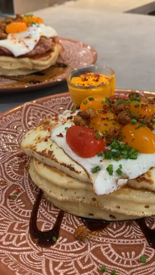 Baghera — Pancakes, œufs au plat, tomates cerises, pois chiches torréf