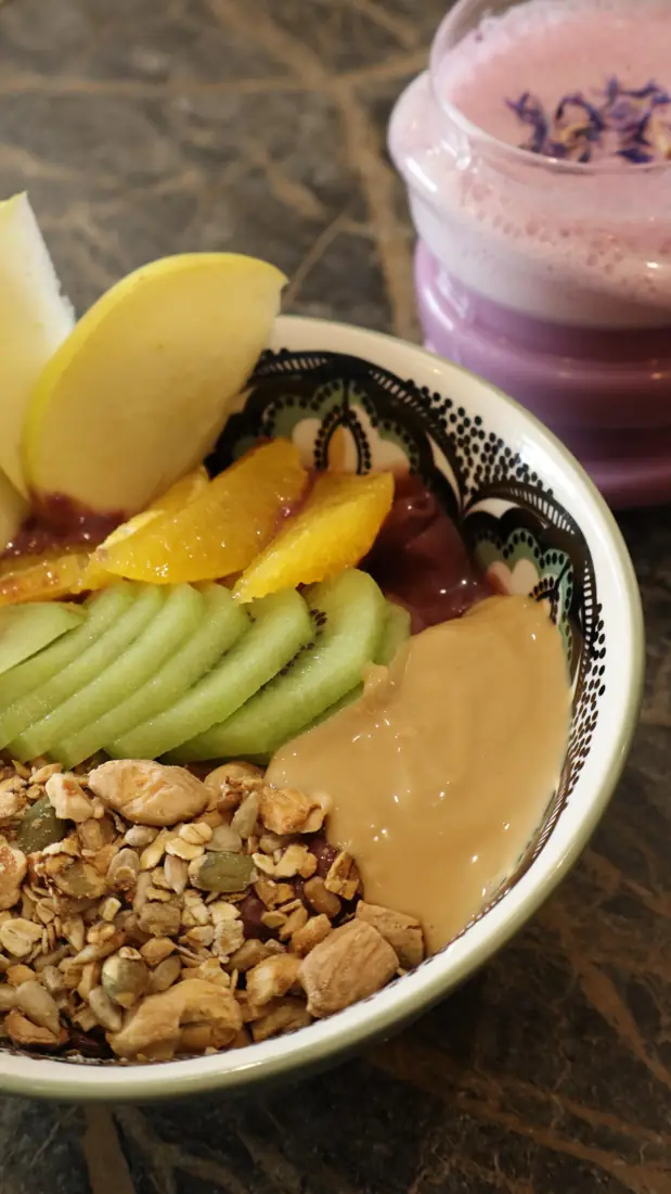 Jaipur — Yaourt, fruits de saison, purée du moment, granola maison, c