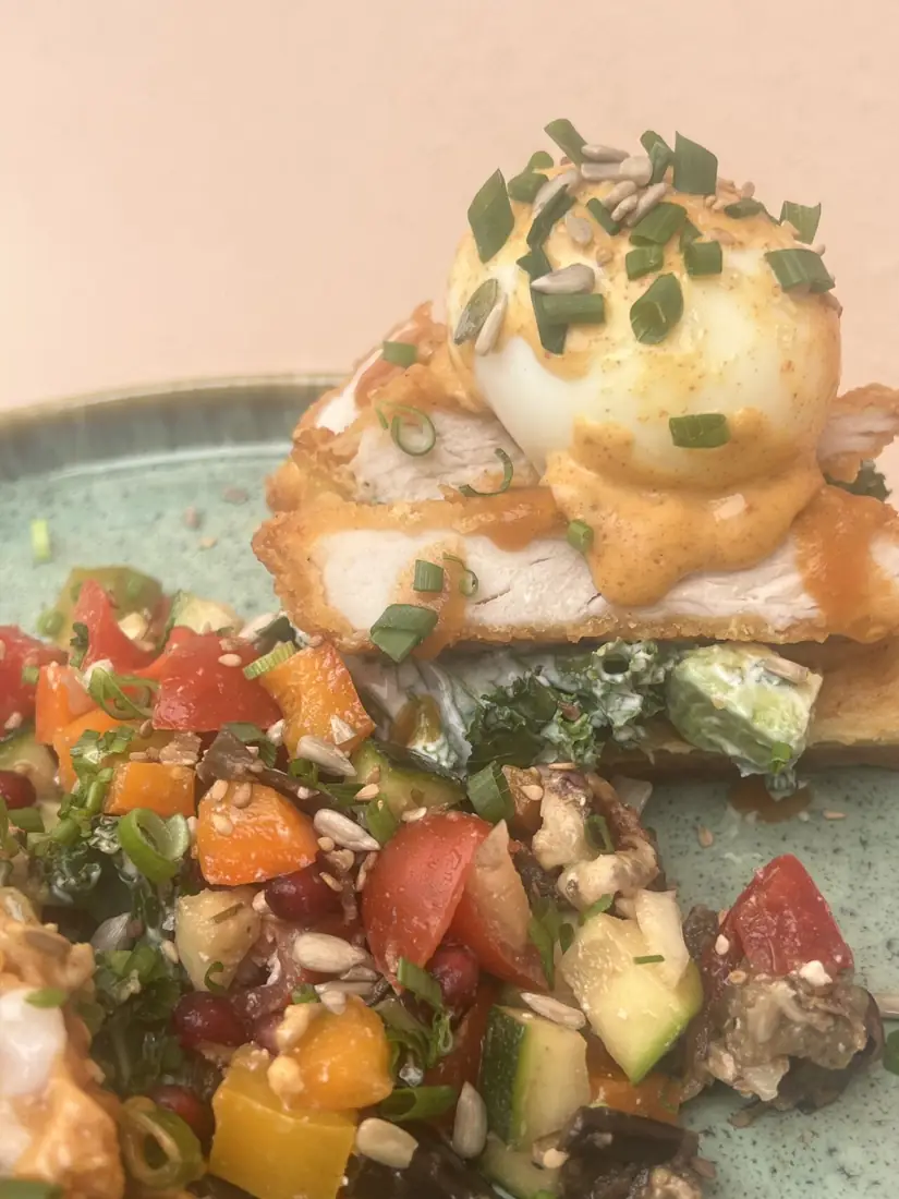 Kaa — 2 eggs on toast, spicy sauce signature, saumon fumé OU bacon
