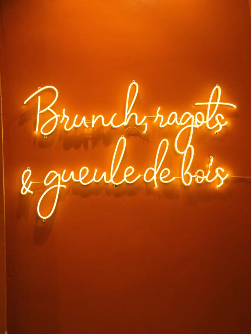 Le néon « Brunch, ragots & gueule de bois »