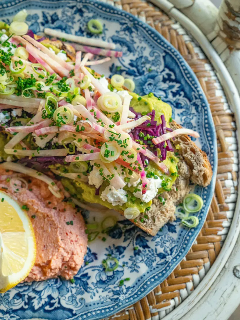 Shanti — Avocado toast, guacamole, feta AOP, pickles de chou rouge, b