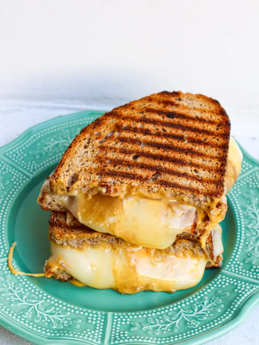 Shere Khan — Grilled cheese, pain de campagne, cheddar, mozzarella, compo