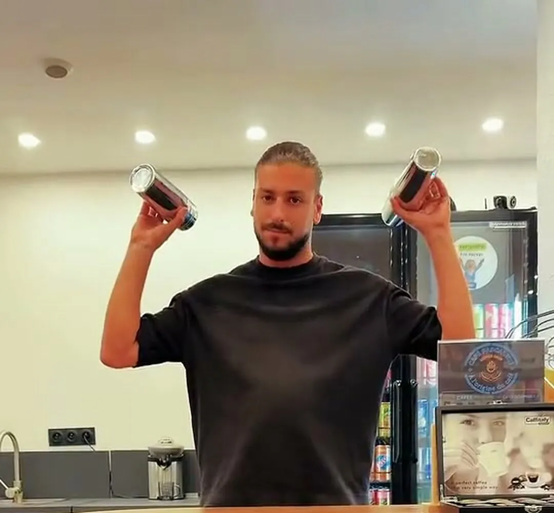 Derrière le bar