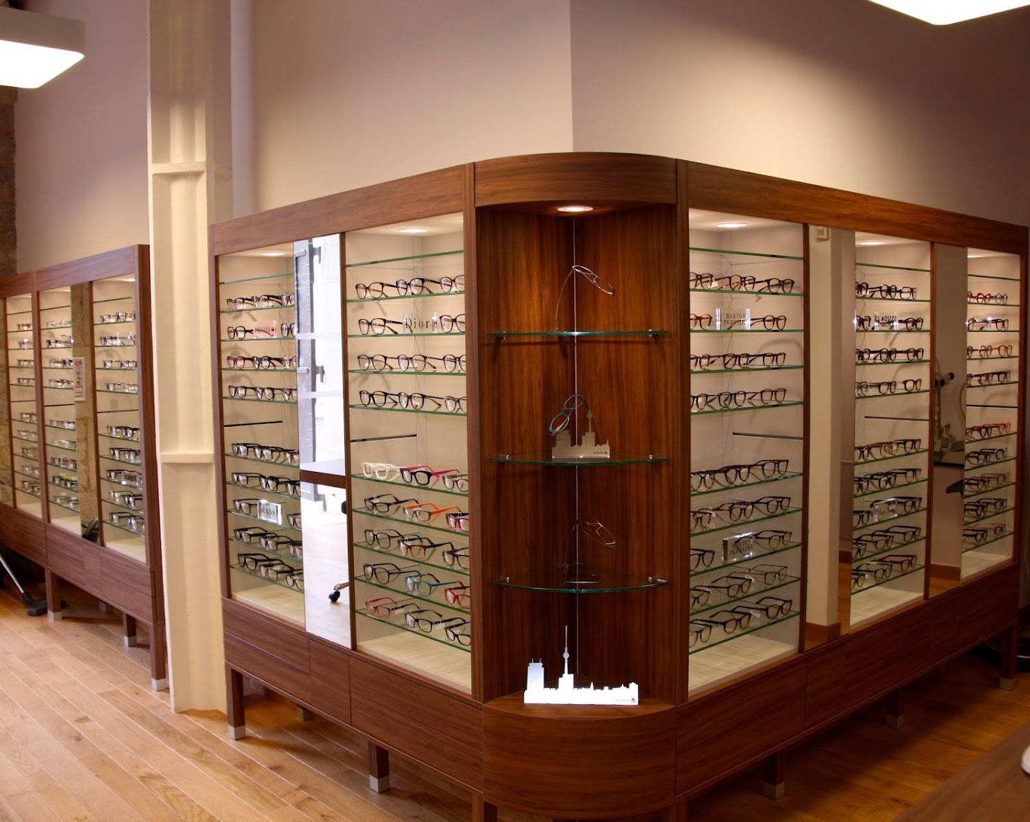 Intérieur optique — présentoirs Son & Vision