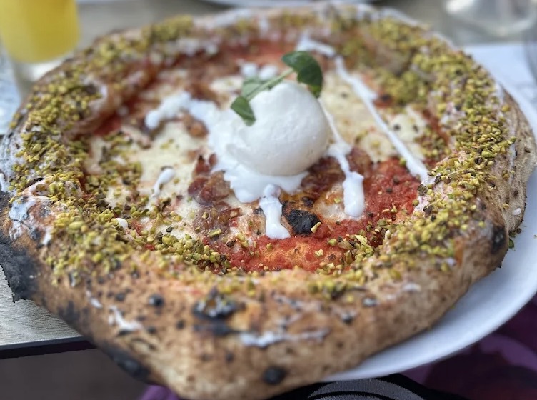 Pizza napolitaine au feu de bois